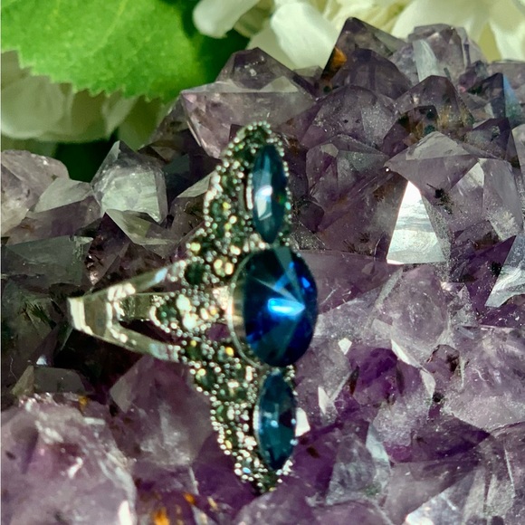 New Saphire Blue Art Deco Rhinestone Ring - Size 8 - Picture 2 of 4